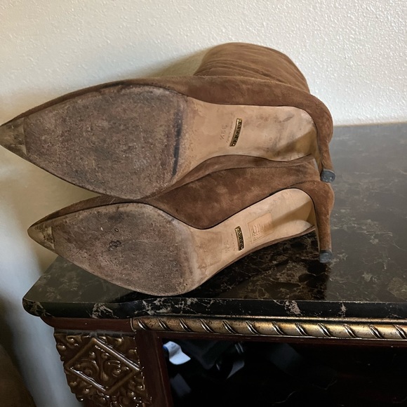 Gucci suede mid-calf Boots they have little stein on front - Picture 9 of 10